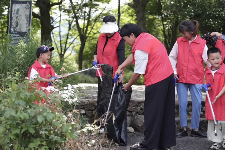 开展拾捡垃圾志愿